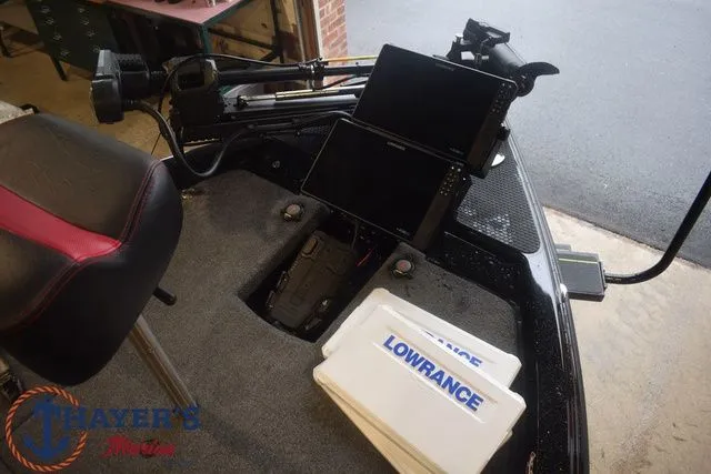 Slide: The Image of Phoenix Bass Boats 21 XE 2025 - 11