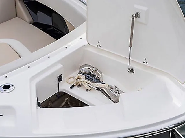 Slide: The Image of Boston Whaler 280 Vantage 2026 - 5