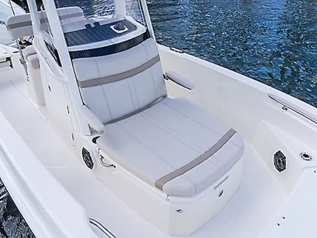 Slide: The Image of Boston Whaler 220 Dauntless 2026 - 4