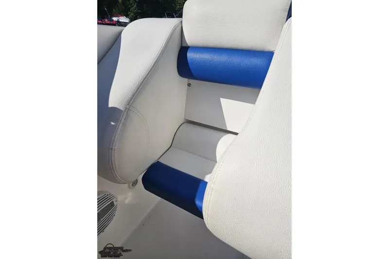 Slide: The Image of White and blue leather seating in 2002 Hustler 388 SLINGSHOT boat. - 91