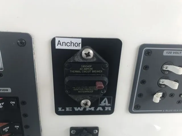 Slide: The Image of Bayliner 2359 Trophy Walkaround 2007 - 15