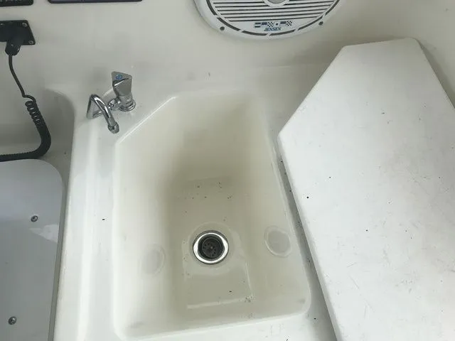 Slide: The Image of Bayliner 2359 Trophy Walkaround 2007 - 22