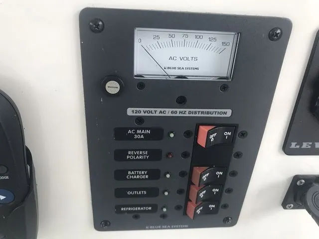 Slide: The Image of Bayliner 2359 Trophy Walkaround 2007 - 24