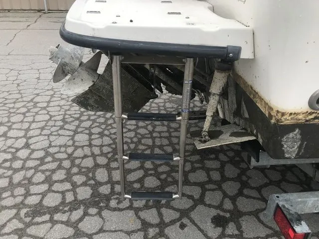 Slide: The Image of Bayliner 2359 Trophy Walkaround 2007 - 5