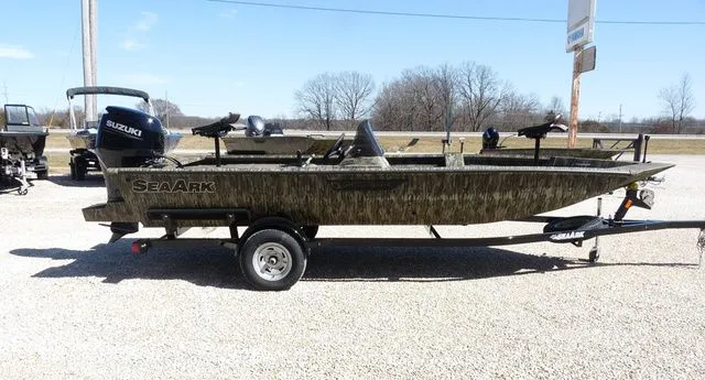 Slide: The Image of SeaArk Shadow 18SC 2025 - 3