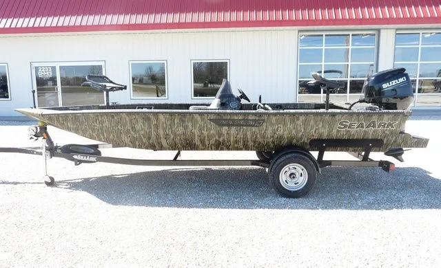 Slide: The Image of SeaArk Shadow 18SC 2025 - 4