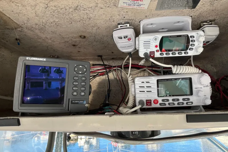 Slide: The Image of 1994 Pro-Line 2950 boat electronics, featuring Lowrance and Standard Horizon devices. - 8