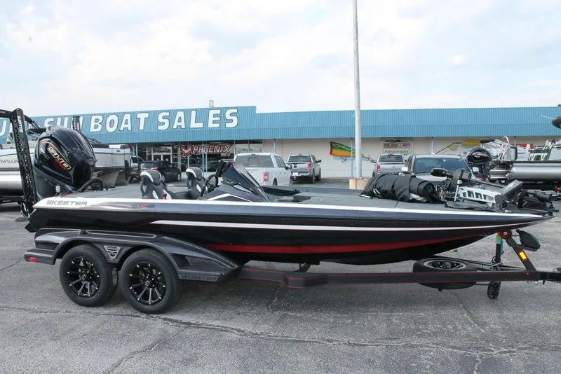 The Image of 2026 Skeeter FXR20 FLEX boat at dealership, side view, on trailer. - 1