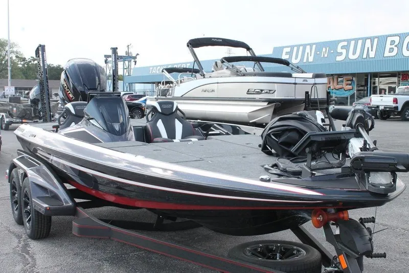 Slide: The Image of 2026 Skeeter FXR20 FLEX boat displayed at Fun-N-Sun dealership. - 3