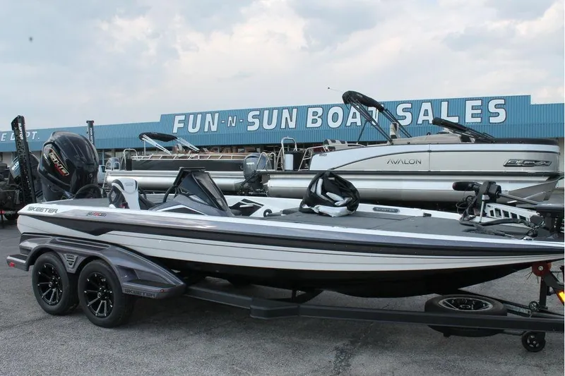 The Image of 2026 Skeeter FXR21 FLEX boat at Fun-N-Sun Boat Sales dealership. - 1