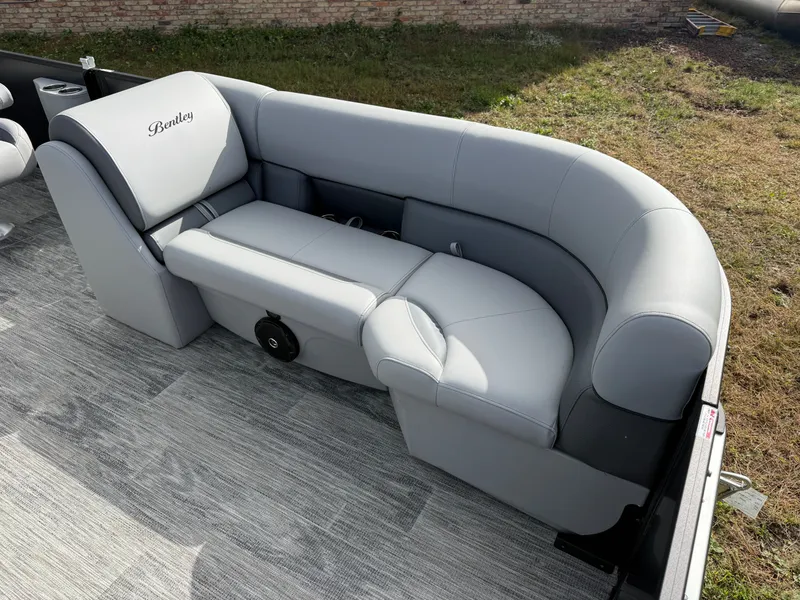 Slide: The Image of Bentley Pontoons Legacy 220 Swingback & Honda 4-Stroke EFI 2026 - 9