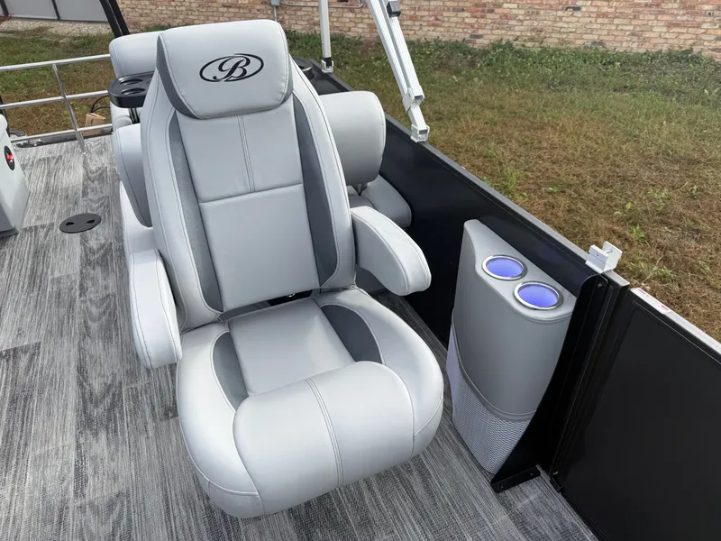 Slide: The Image of Bentley Pontoons Legacy 223 QSB Swingback Tritoon & Honda 4-Stroke EFI 2026 - 10