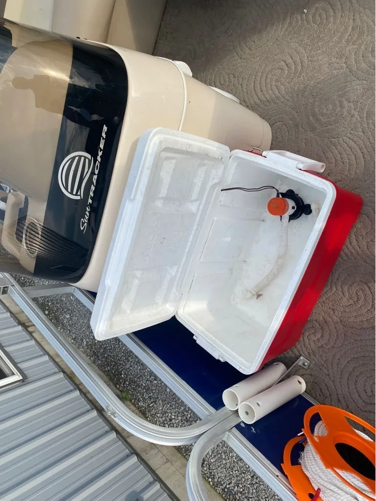 Slide: The Image of Sun Tracker Party Barge 16 DLX 2016 - 9