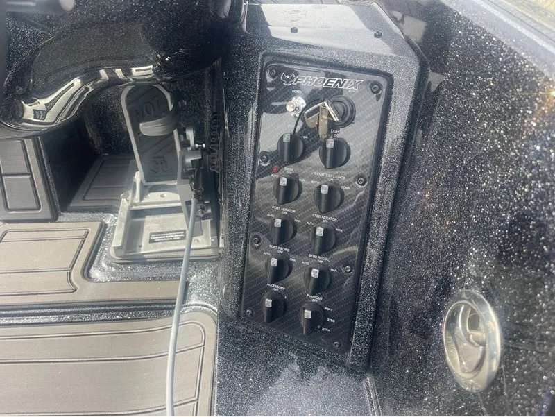 Slide: The Image of Phoenix Bass Boat 920 Elite 2025 - 10