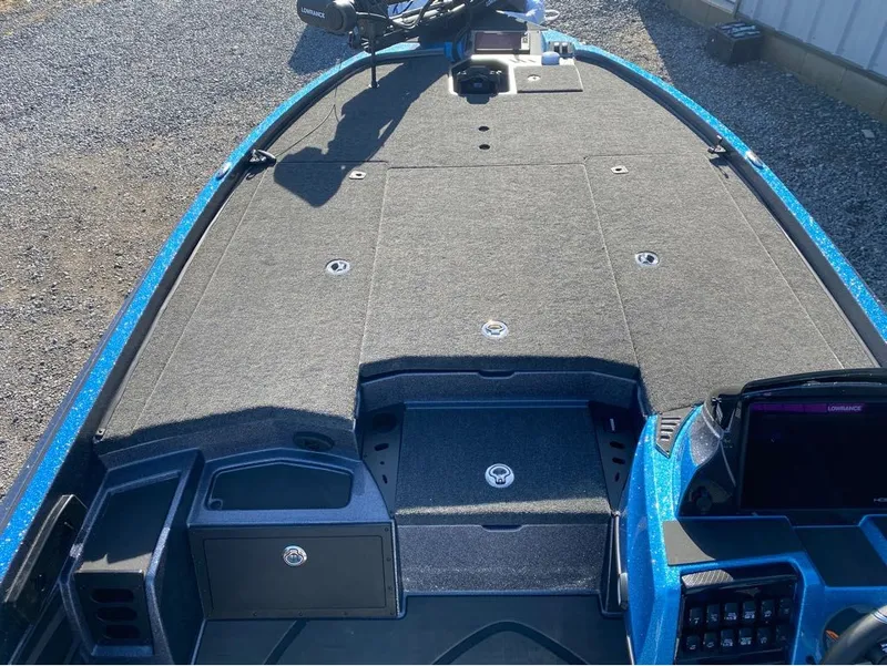 Slide: The Image of Triton 20XP Patriot 2025 - 11