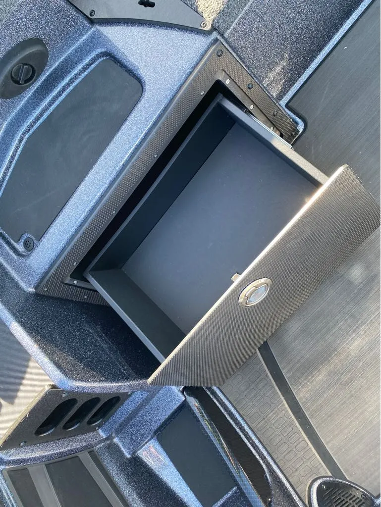 Slide: The Image of Triton 20XP Patriot 2025 - 12