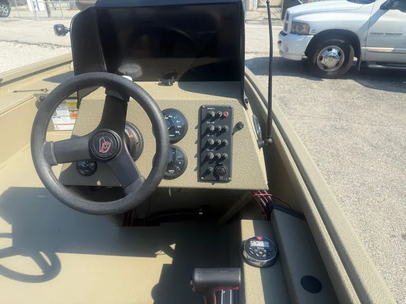 Slide: The Image of Alumacraft MV1756SC 2022 - 2