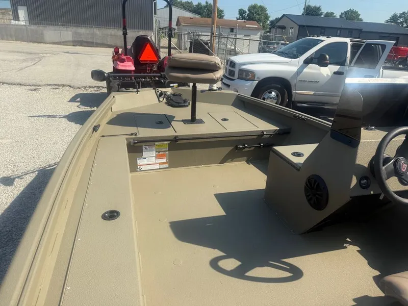 Slide: The Image of Alumacraft MV1756SC 2022 - 9