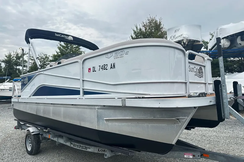 The Image of 2018 Yamaha Suncatcher G3 Pontoon on trailer, displayed outdoors. - 0