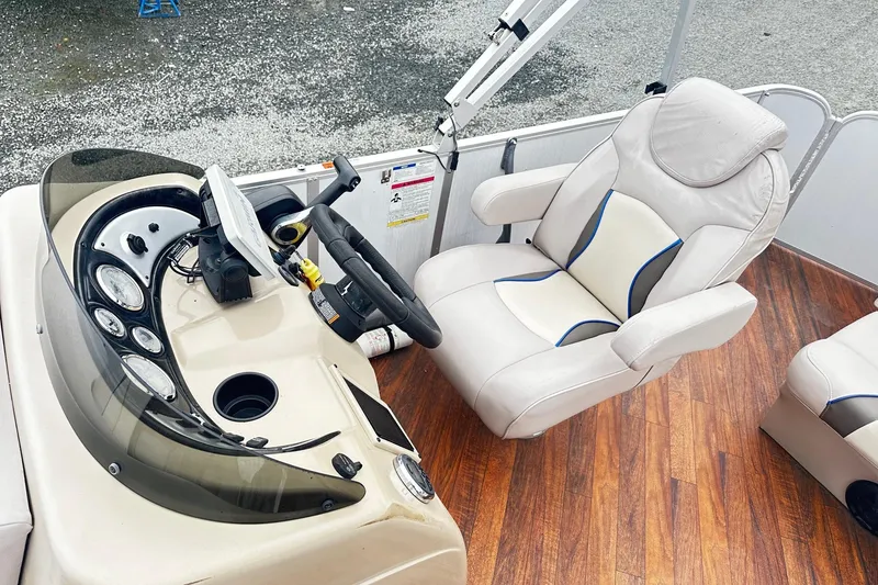 Slide: The Image of 2018 Yamaha Suncatcher G3 Pontoon boat interior with steering console and captain's chair. - 4