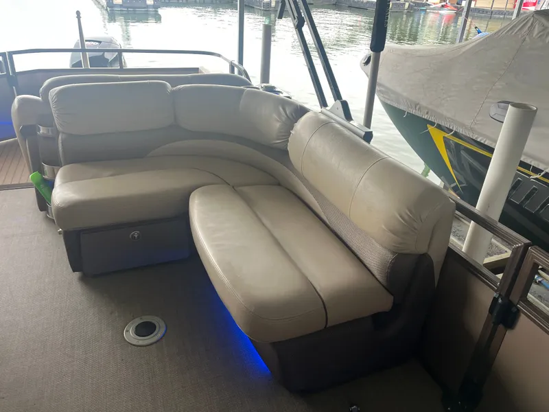 Slide: The Image of Regency 254 LE3 2015 - 17