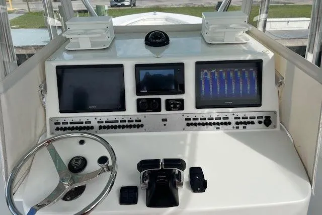 Slide: The Image of 2007 SeaCraft SC32 Master Angler boat console with Garmin Navigation Equipment. Port Side View~ Large Open cockpit for maneuverability - 22
