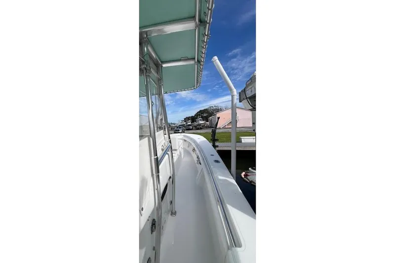 Slide: The Image of 2007 SeaCraft SC32 Master Angler boat deck with clear sky background. - 33