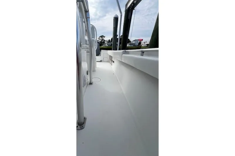 Slide: The Image of Comfortable Luxurious white seating on 2007 32ft SeaCraft SC32 Master Angler boat - 34