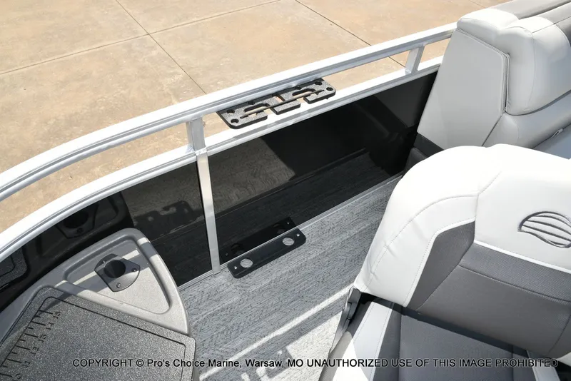 Slide: The Image of Sun Tracker Fishin' Barge 22 DLX w/115HP Pro-XS 4 Stroke 2026 - 18