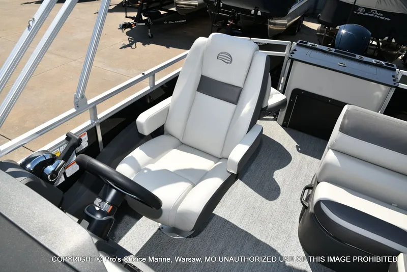 Slide: The Image of Sun Tracker Fishin' Barge 22 DLX w/115HP Pro-XS 4 Stroke 2026 - 38