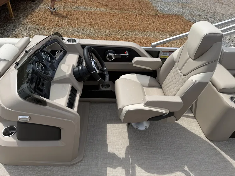 Slide: The Image of Avalon LSZ 25 QUAD LOUNGER-TRITOON 200HP 2026 - 7