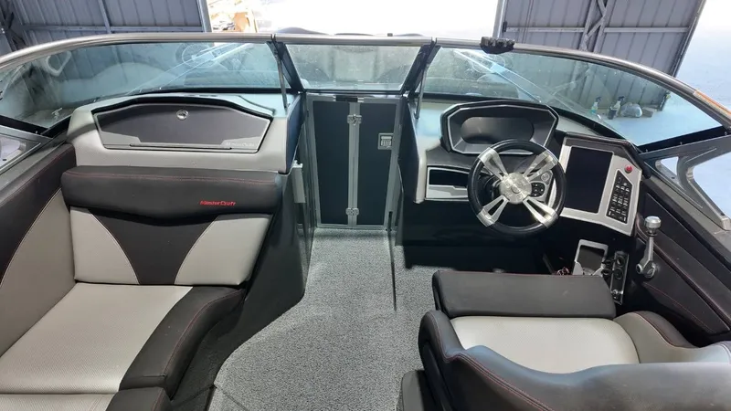 Slide: The Image of MasterCraft X46 2018 - 32