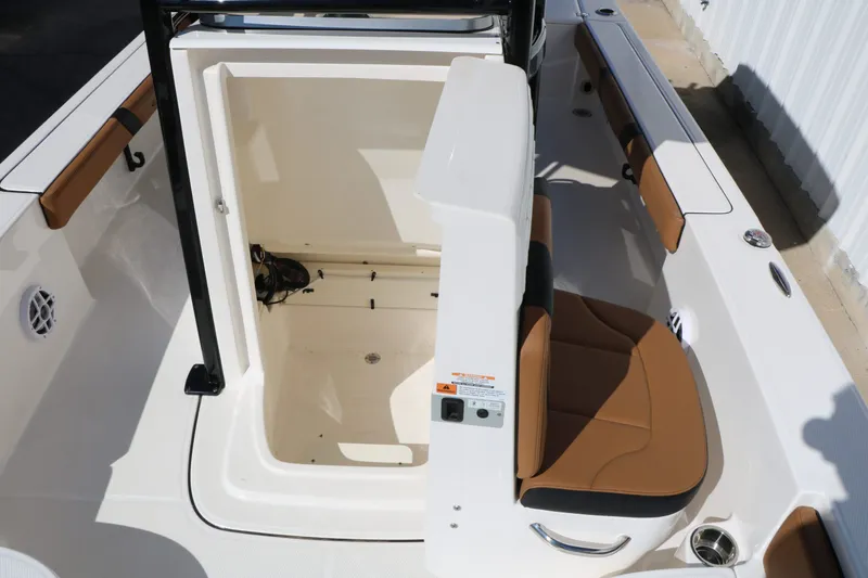 Slide: The Image of Robalo 226 Cayman 2024 - 23