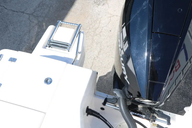 Slide: The Image of Robalo 226 Cayman 2024 - 32