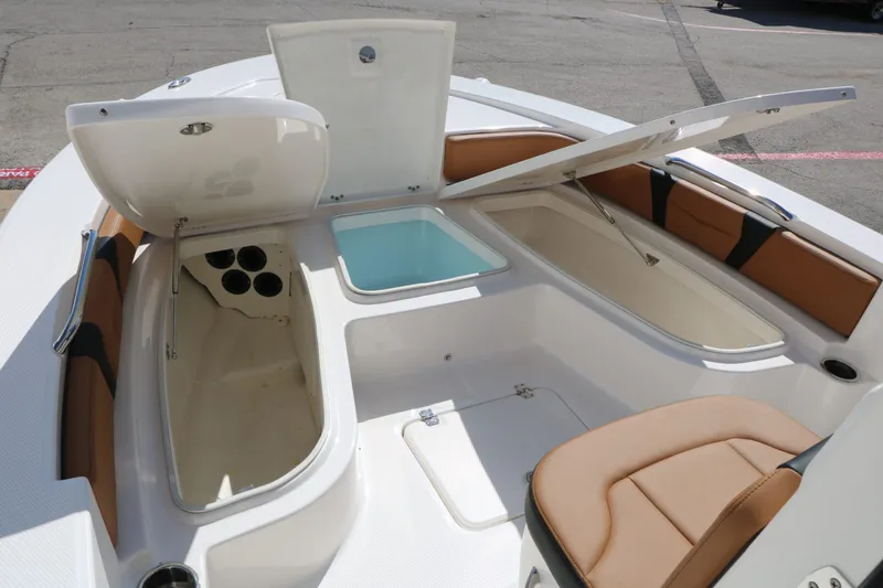 Slide: The Image of Robalo 226 Cayman 2024 - 36