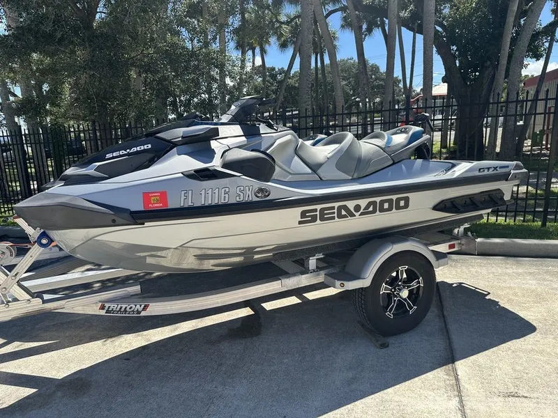 Slide: The Image of Sea-Doo GTX Limited 300 2021 - 17