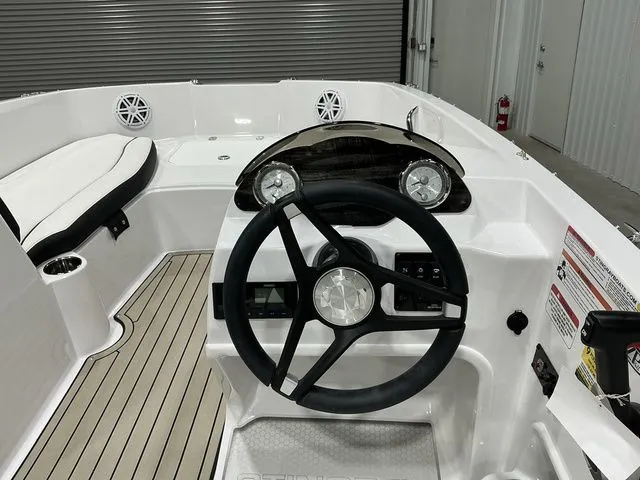 Slide: The Image of Stingray 182 SC 2026 - 16