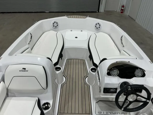 Slide: The Image of Stingray 182 SC 2026 - 17