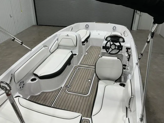 Slide: The Image of Stingray 182 SC 2026 - 9