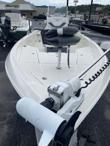 Slide: The Image of Skeeter SX2250 2019 - 2