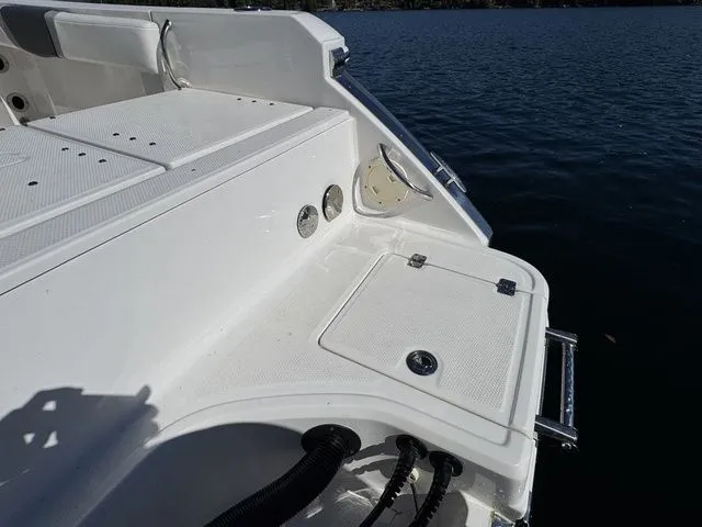 Slide: The Image of Robalo R230 Center Console 2022 - 15
