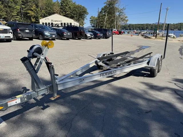 Slide: The Image of Robalo R230 Center Console 2022 - 38