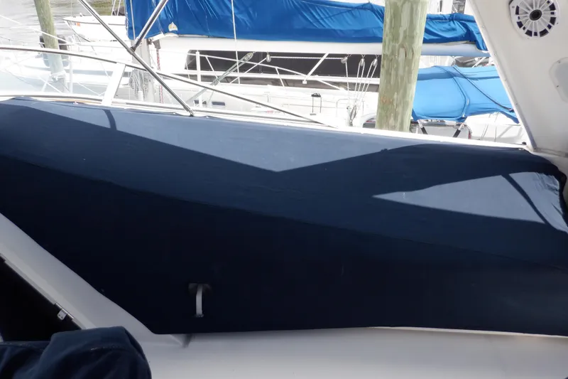 Slide: The Image of 1998 Bayliner 4788 Pilot House Motoryacht with blue cover at dock. - 71