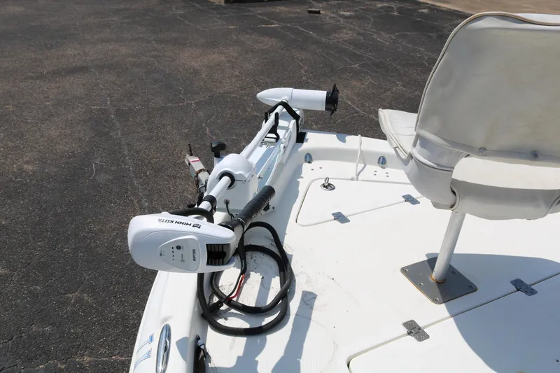 Slide: The Image of 2005 NauticStar 2200 Nautic Bay boat with Minn Kota trolling motor and swivel seat. - 10