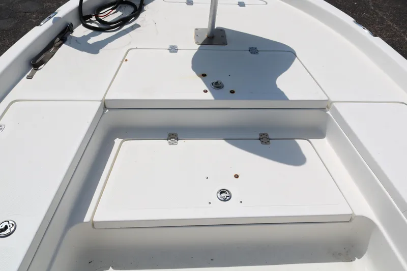 Slide: The Image of 2005 NauticStar 2200 Nautic Bay boat deck with storage compartments. - 13