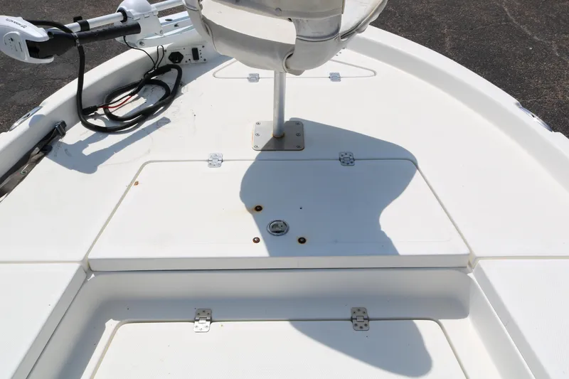 Slide: The Image of 2005 NauticStar 2200 Nautic Bay boat deck with mounted equipment. - 15