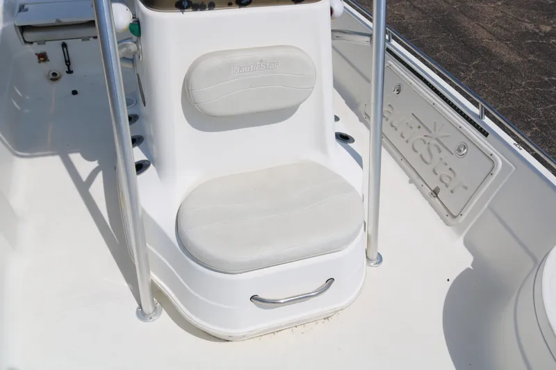 Slide: The Image of 2005 NauticStar 2200 Nautic Bay boat interior with white seating and console. - 19