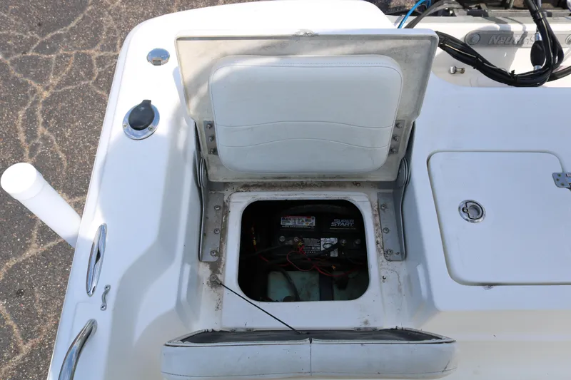 Slide: The Image of 2005 NauticStar 2200 Nautic Bay boat battery compartment with open hatch. - 25