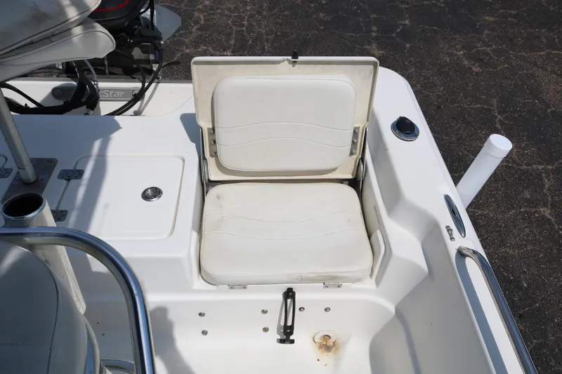 Slide: The Image of 2005 NauticStar 2200 Nautic Bay boat seat with storage compartment, white upholstery. - 27