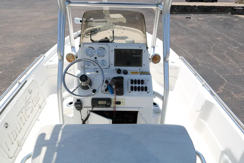 Slide: The Image of 2005 NauticStar 2200 Nautic Bay boat console with steering wheel and gauges. - 31
